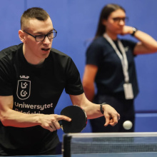 Uczestnik podczas meczu w trakcie serwowania