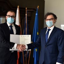Rektor UG prof. Piotr Stepnowski wręcza nominację mgr. Jackowi Jętczakowi