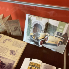 W gablocie: mapa oraz ksiązki przedstawiające auta a lat 1920-1930.