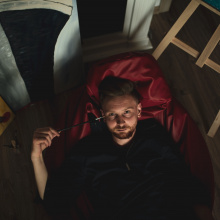 Piotr Biedroń, aktor Teatru Wybrzeże w Gdańsku, w swoim mieszkaniu podczas pandemii koronawirusa.