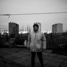 Pan Dariusz, jeden z ostatnich mieszkańców Wzgórza Orlicz - Dreszera, tzw. Pekinu. Miejsca powstałego w okresie międzywojennym, podczas budowy portu w Gdyni. Niegdyś stanowiącego niemal enklawę na tle miasta, tętniącego życiem - dzisiaj pustoszejącego wzgórza, zamieniającego się w gruzowisko po wyburzaniu.