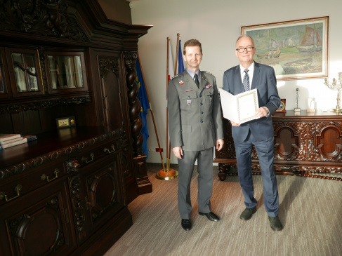 Wręczenie Uniwersytetowi Gdańskiemu dyplomu uznania przyznanego przez Ministerstwo Obrony Narodowej 