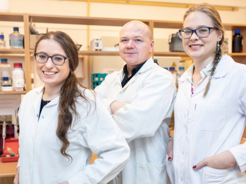 Na zdjęciu od lewej: dr Agata Motyka-Pomagruk, dr inż. Wojciech Śledź i mgr Weronika Babińska z Międzyuczelnianego Wydziału Biotechnologii Uniwersytetu Gdańskiego i Gdańskiego Uniwersytetu Medycznego.