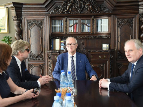 Na zdjęciu uczestnicy spotkania w Biurze Rektora UG.