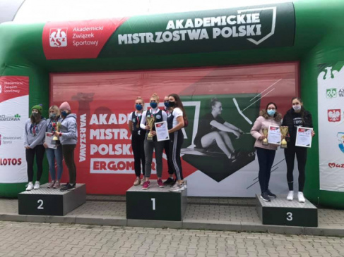 Srebrne medale drużyny kobiet AZS UG