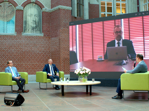 prof. Michał Markuszewski, prorektor ds. nauki Gdańskiego Uniwersytetu Medycznego, prof. Krzysztof Wilde, rektor Politechniki Gdańskiej, prof. Piotr Stepnowski, rektor Uniwersytetu Gdańskiego (na telebimie) oraz Piotr Markowski