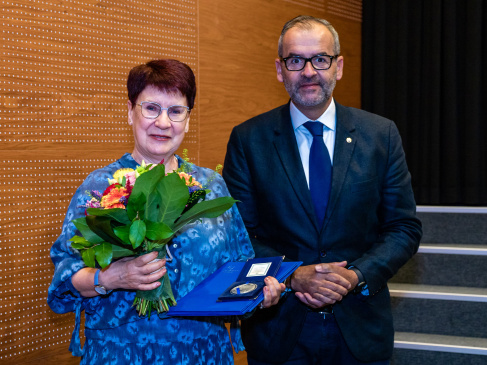 medal dla Dyrektor Grażyny Jaśkowiak