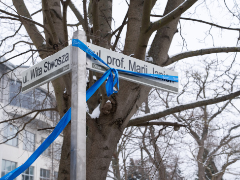 Tabliczka z nazwą ulic: Wita Stwosza i Marii Janion