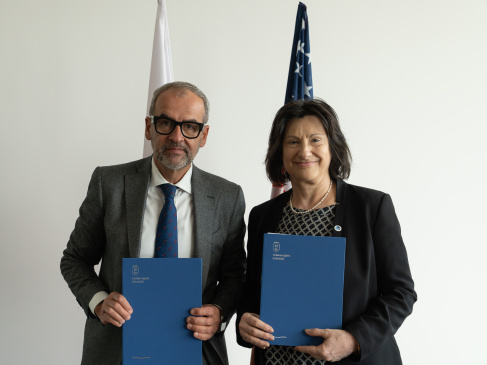 Rektor UG prof. Piotr Stepnowski i Ewa Czarnojan, Dyrektorka Wykonawcza Polsko-Amerykańskiej Komisji Fulbrighta, w tle flagi Polski i USA