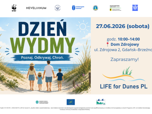Plakat - rodzina przy zejściu na plażę, widok z tyłu, napis Dzień Wydmy, po prawej stronie napis 27.06.2026 (sobota) godz. 11:00-14:00 Dom Zdrojowy, ul. Zdrojowa 2a Gdańsk-Brzeźno