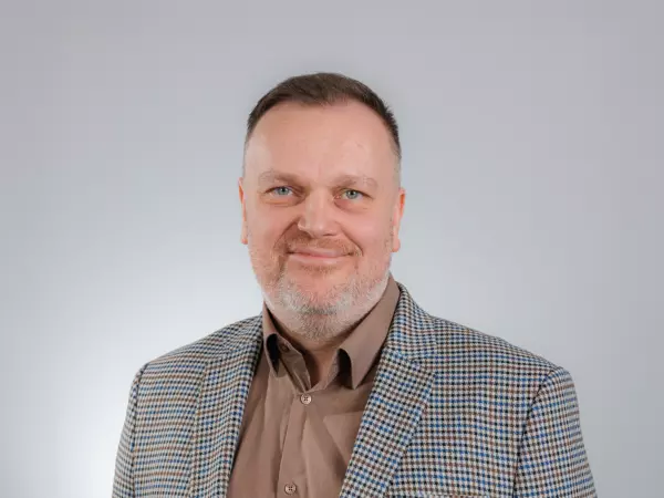 zdjęcie przedstawiające Mariusza Grinholca, w garniturze