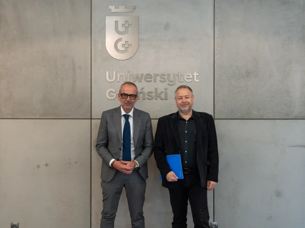Rekrtor UG prof. Piotr Stepnowski i prof. Jakub Neumann