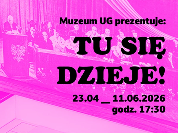 Napis Muzeum Tu się dzieje na tle zdjęcia z wystawy stałej
