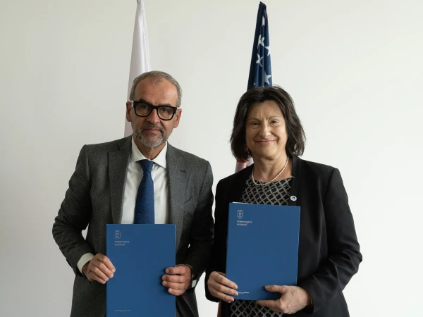 Rektor UG prof. Piotr Stepnowski i Ewa Czarnojan, Dyrektorka Wykonawcza Polsko-Amerykańskiej Komisji Fulbrighta, w tle flagi Polski i USA