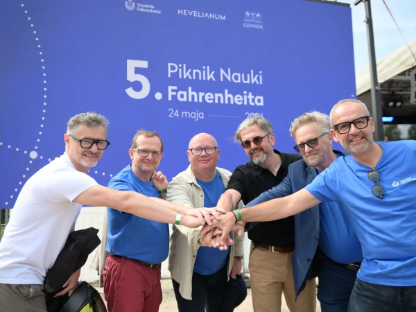 Rektorzy uczelni FarU na tle plakatu Pikniku Fahrenheita