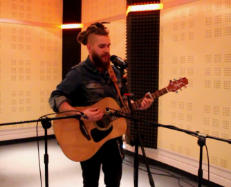 Adam Kalinowski w studiu Radia MORS