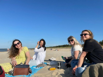 Uczestniczki audycji na plaży