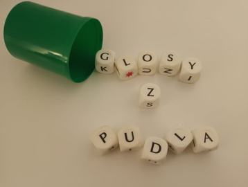 Kości do gry ułożone w napis Głosy z Pudła
