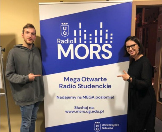 Prowadzący audycję z gościem przy roll-upie Radia MORS