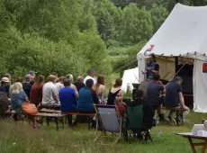 Prelekcja dr. K. Niedziółki podczas Festiwalu Wykopaliska w Rekowie 2025