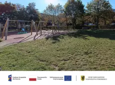 Plac zabaw Pozytywnego Przedszkola nr 10; loga UE