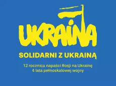 Grafika - żółte liternictwo na niebieskim tle: napis "Ukraina" nawiązujący formą do loga "Solidarności"; poniżej: "Solidarni z Ukrainą. 12 rocznica napaści Rosji na Ukrainę 4 lata pełnoskalowej wojny