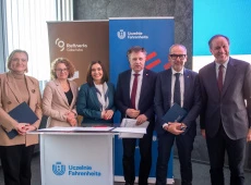 Uczestnicy Konwentu przy rollupie FarU i Rafinerii Gdańskiej