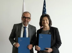 Rektor UG prof. Piotr Stepnowski i Ewa Czarnojan, Dyrektorka Wykonawcza Polsko-Amerykańskiej Komisji Fulbrighta, w tle flagi Polski i USA