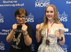 Karolina Gleinert i Margareta Kąkol na tle ściany z logotypami Radia MORS