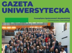 okładka napis Gazeta uniwersytecka 05, zdjęcie grupy ludzi na schodach w BUG