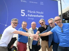 Rektorzy uczelni FarU na tle plakatu Pikniku Fahrenheita