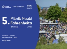 Napis 5.Piknik Nauki Fahrenheita, zdjęcie grupy ludzi przed Hevelianum zrobione z daleka