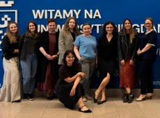 Francesca Tessitore z Magdaleną Chrzan oraz grupą studentek na Wydziale Nauk Społecznych UG
