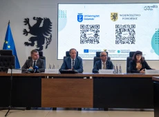 Adam Gawrylik, Marszałek Mirosław Struk, Rektor prof. Piotr Stepnowski, dr Magdalena Markiewicz za stołem konferencyjnym
