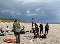 Uczestnicy kursu podczas zajęć terenowych na plaży