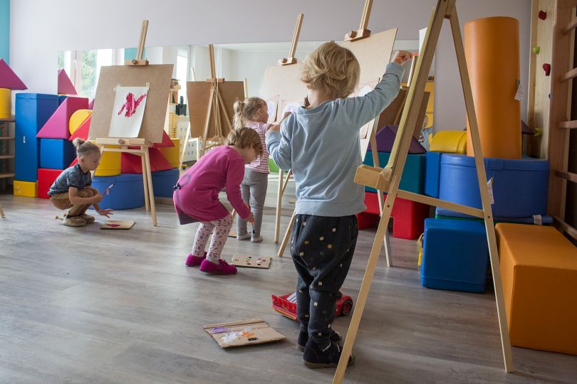 Dzieci z Przedszkola UG podczas zajęć z plastyki