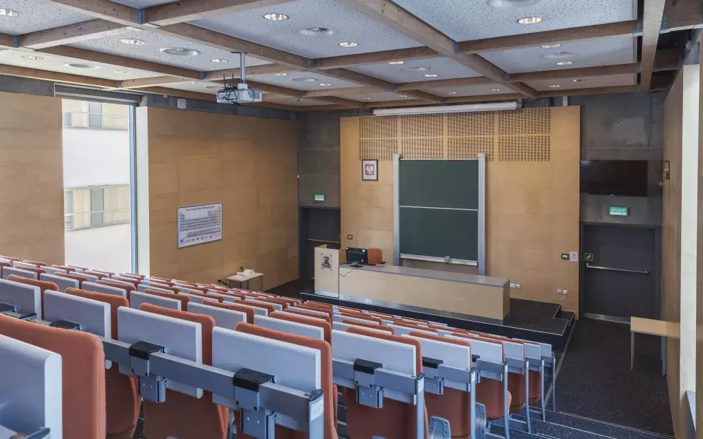 Widok z góry w kierunku podium