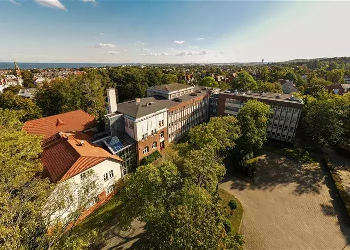 Widok całego budynku Wydziału Zarządzania z powietrza - dron