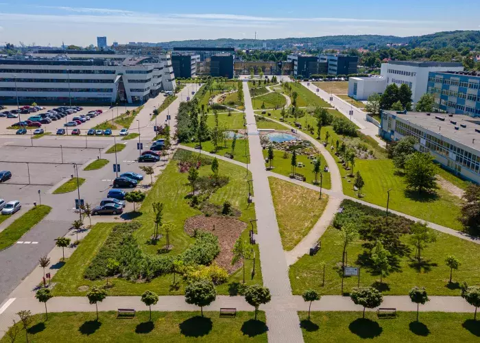 Widok na Eko Park - z drona. W głębi po lewej budynek Wydziału Biologii