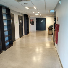 przestrzeń na korytarzu przed wejściem do auli - po lewej widać drzwi do toalet