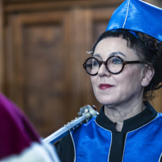 Rektor prof. dr hab. Piotr Stepnowski nadaje tytuł DHC Oldze Tokarczuk