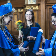 Olga Tokarczuk odbiera dyplom z rąk Dziekan Wydziału Filologicznego dr hab. Urszuli Patockiej - Sigłowy, prof. UG