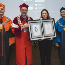 Od lewej: Dziekan WH prof. Arkadiusz Janicki; Rektor UG prof. Piotr Stepnowski; prof. Emilia Jamroziak; Dziekan WF prof. Małgorzata Jarmułowicz