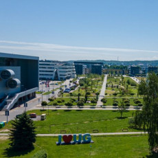 Biblioteka Główna UG w ujęciu z lotu ptaka, po prawej stronie rozpościera się widok na EkoPark UG.