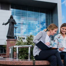 Pomnik Mrongowiusza przy Bibliotece Głównej UG